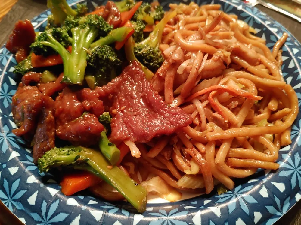 Beef & Broccoli w Chicken Chow Mein